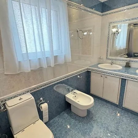 Sunny And Spacious Luxury House Apartment *