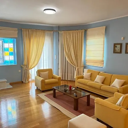 Sunny And Spacious Luxury House Apartment