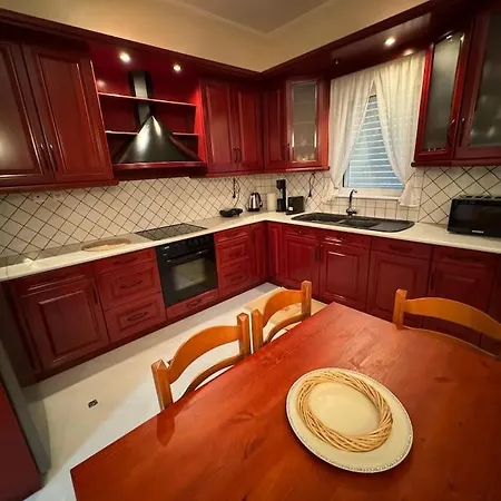 Sunny And Spacious Luxury House Pirgetos