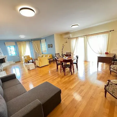 Sunny And Spacious Luxury House Apartment *