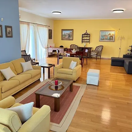 Apartment Sunny And Spacious Luxury House