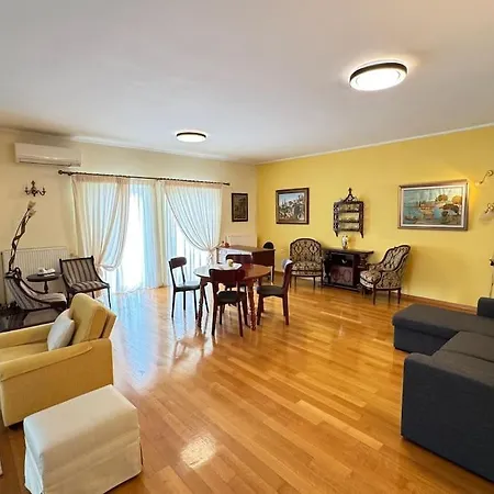 Sunny And Spacious Luxury House Apartment *