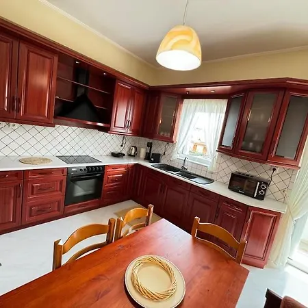Sunny And Spacious Luxury House Apartment